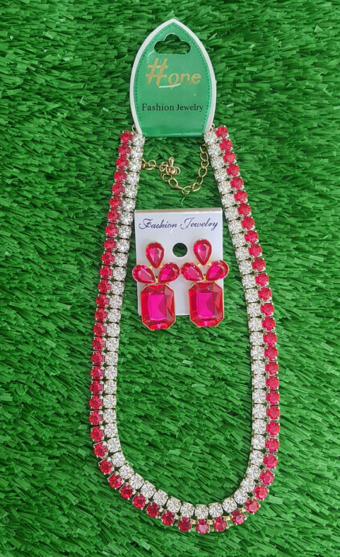 Home pink necklace and earrings piece